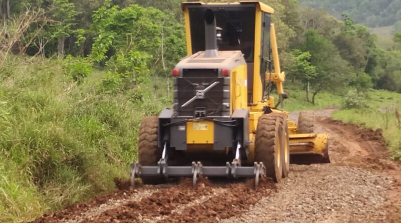 Governo de Mondaí realiza Obras de Melhorias nas Estradas do interior com Cascalho Britado