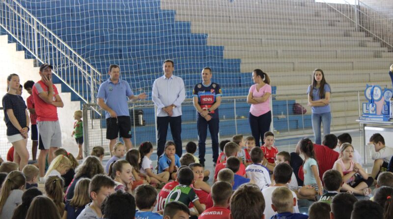 Governo de Mondaí realiza entrega de Novos Uniformes de Treino para os alunos das Escolinhas de Futsal, Vôlei, Futebol e Atletismo