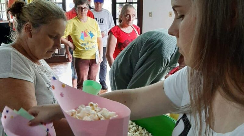 CAPS de Mondaí realiza Tarde de Cinema na Casa da Cultura
