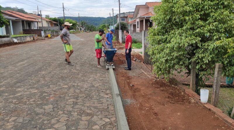 Governo de Mondaí finaliza obra de calçamento na Rua Hortência