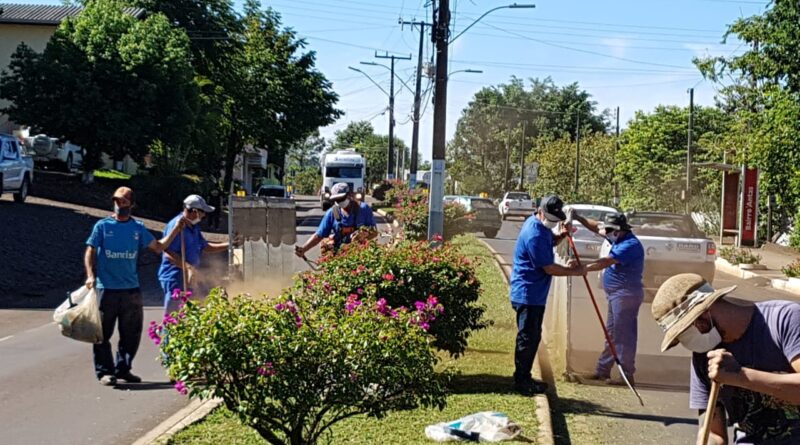 Equipe de Urbanismo realiza cortes de grama nos canteiros da cidade