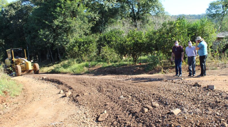 Governo de Mondaí promove constantes melhorias nas estradas do interior