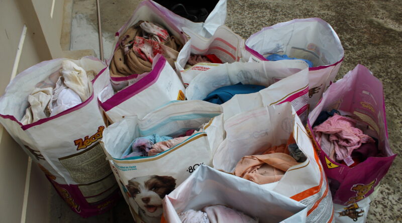 Grande quantidade de roupas e calçados utilizados são descartados junto à Área de Lazer de Mondaí