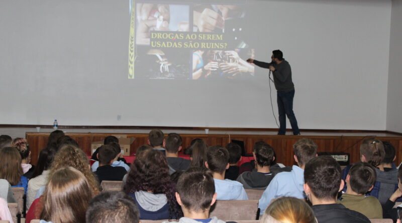 Palestra que abordavam o tema “Drogas Lícitas e Ilícitas: Diálogos e Reflexões”, ministrada por Abel Petter.