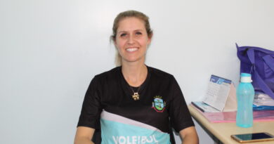 Professora de Voleibol, Elisa Barbosa.