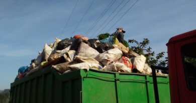 Lixo reciclável recolhido no interior entre metal, papel e plástico.