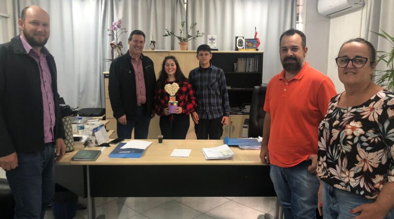 Ana Clara Meira e Kaue Luedke do 9° Ano da Escola Municipal Gessy Spier Averbeck, fazendo entrega do convite para o Prefeito Valdir Rubert.